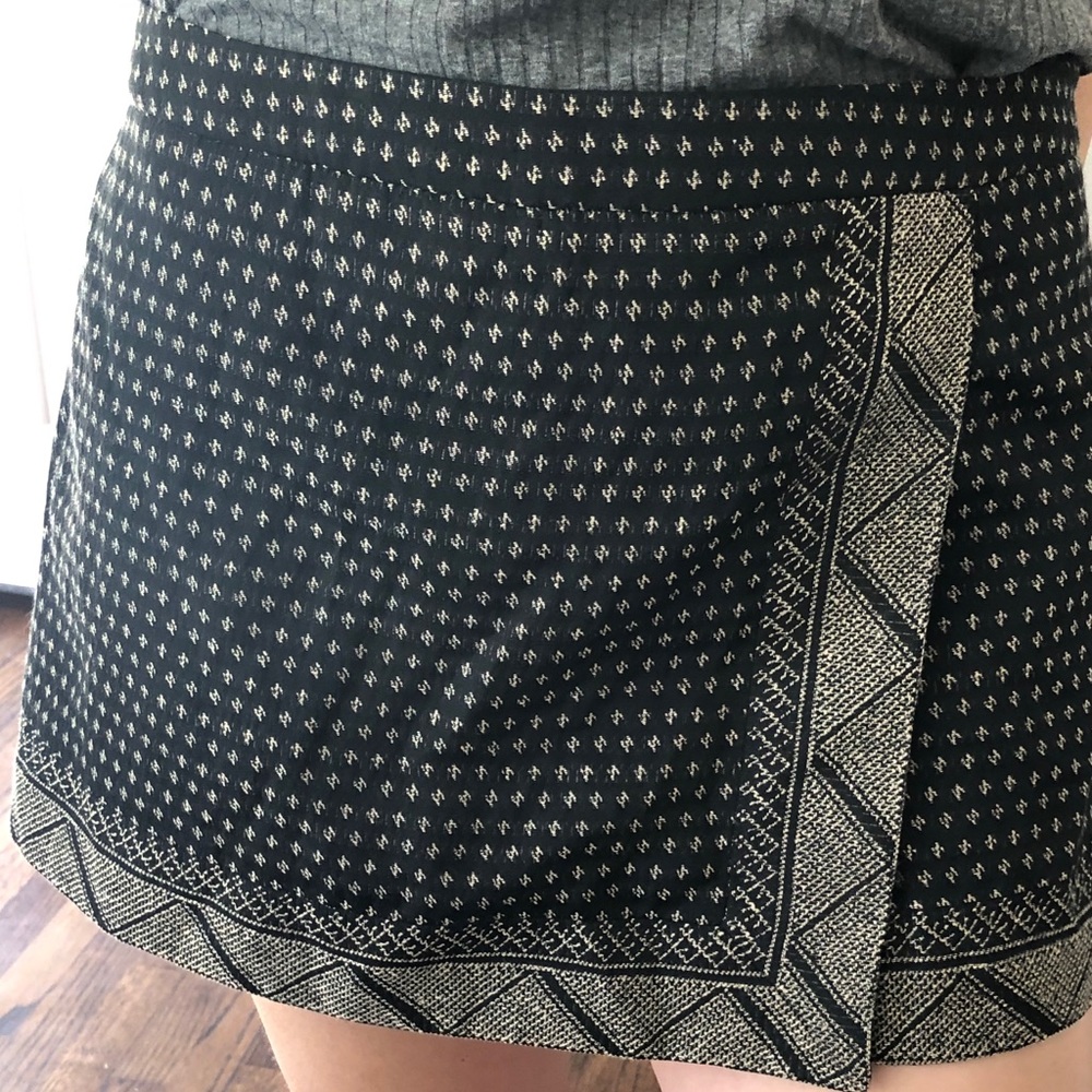 BCBGMaxAzria skirt size large. Barely worn!